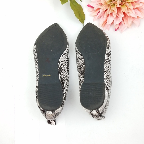 Lulu's Emmy Natural Snake Pointed Loafers
Sz 9 - Picture 8 of 8